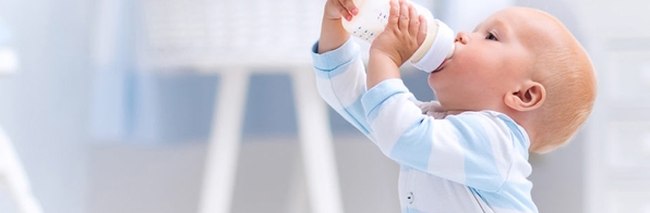 Pediatria - Com quantos meses o bebê pode tomar leite de vaca sem reações?