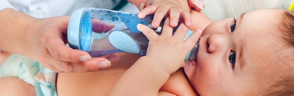 Pediatria - Como dar água para o bebê perfeitamente em qualquer situação