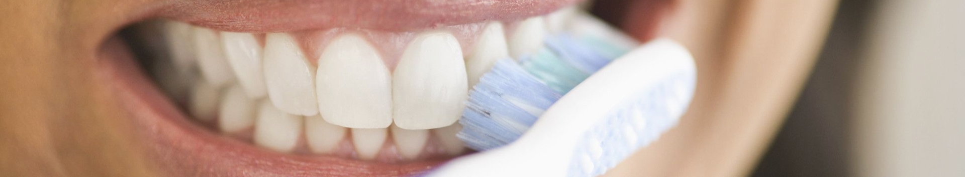 Sua gengiva sangra quando escova os dentes? Leia isto agora!