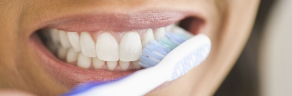 Odontologia - Sua gengiva sangra quando escova os dentes? Leia isto agora!